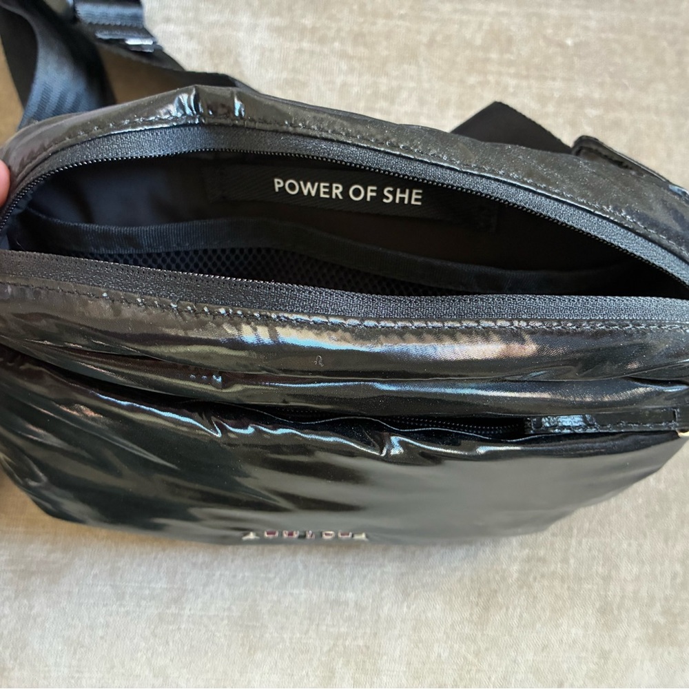 Athleta Bag NWT All About Shine Puff Large Belt Bag 🖤✔️ - Picture 5 of 12